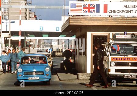 Ostdeutsche fahren ihre Fahrzeuge durch Checkpoint Charlie als Sie entspannt reisen Einschränkungen West Deutschland zu besuchen. Stockfoto