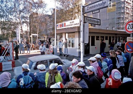 Ostdeutsche fahren ihre Fahrzeuge durch Checkpoint Charlie als Sie entspannt reisen Einschränkungen West Deutschland zu besuchen. Stockfoto