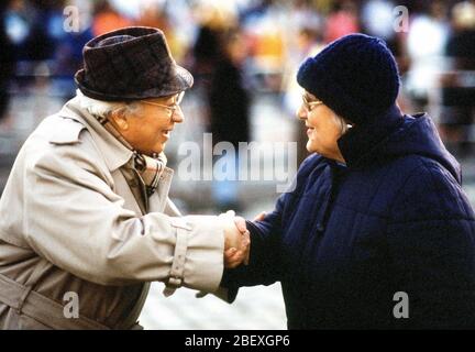 Freunde grüßen einander auf dem Ku'damm in Westdeutschland. Stockfoto