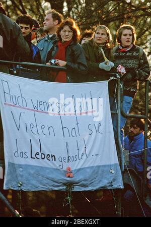 Die westdeutschen Bürger Anzeige ein Banner, wie Sie eine Mahnwache für den Abriss der Berliner Mauer in der Nähe von Brandenburger Tor halten. Ein Teil der Mauer wurde bereits am Potsdamer Platz abgerissen. Stockfoto