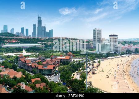 Sommer Strand und rotes Dach , Qingdao , China . Stockfoto