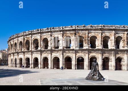 Nîmes, Frankreich - März 21 2019: Der Place des Arènes (englisch: Stierkampfarena) mit dem Arènes de Nîmes. Stockfoto