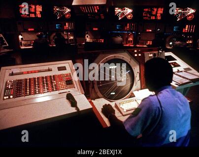 Ein Fluglotse überwacht ein Radarschirm in der Berliner Flugzeuge Traffic Control Center am zentralen Flughafen Tempelhof. Stockfoto