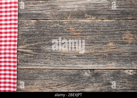 Holzhintergrund mit karierten rot-weißen Picknick-Textil mit Kopierraum für Text oder Design Stockfoto