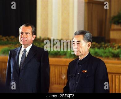 Präsident Nixon posiert für ein Foto mit Premier Chou En-lai an der Staatlichen Abendessen in der Großen Halle des Volkes Stockfoto