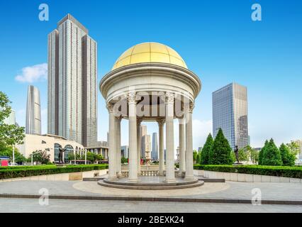 Straße im italienischen Stil, historische Gebäude am Fluss. Tianjing, China. Stockfoto