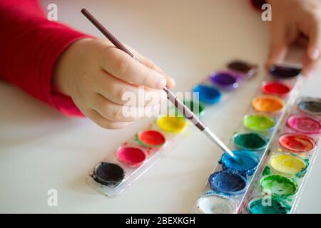 Junge Aquarell Kind Malerei Pinsel Farbpalette Stockfoto