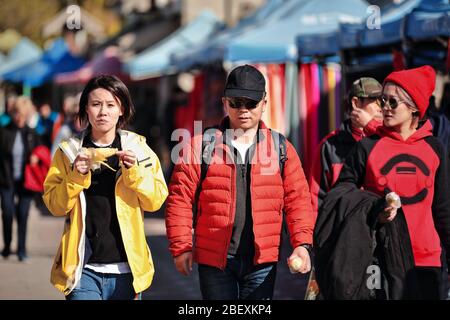 Chinesische Jugendliche essen Mais-on-the-COB von nahe gelegenen Straßenständen. Jiayuguan-Stadt-Gansu-China-0803 Stockfoto