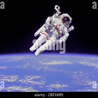 Mission Specialist Bruce McCandless II Venture weiter entfernt von den Grenzen und Sicherheit seines Schiffes als jede frühere Astronaut überhaupt hat. Dieser Raum wurde zuerst von den bemannten Manuevering Einheit oder MMU 2 14 1984 möglich Stockfoto