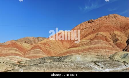 Bunte Leinwand Landform von der Sightseeing-Straße. Zhangye-Danxia Qicai Scenic Spot-Gansu-China-0816 Stockfoto