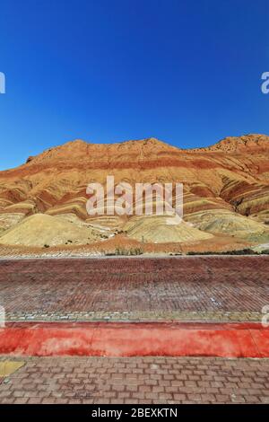 Bunte Leinwand Landform von der Sightseeing-Straße. Zhangye-Danxia Qicai Scenic Spot-Gansu-China-0820 Stockfoto