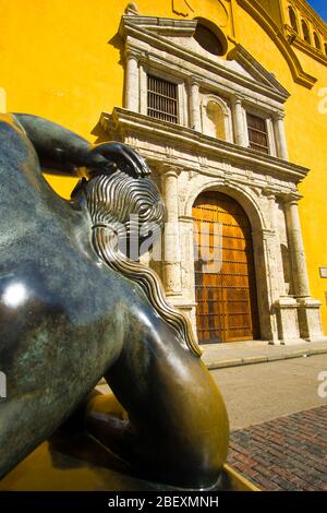 Blick auf die Skulptur des kolumbianischen Künstlers fernando botero vor der plaza santo domingo in cartagena kolumbien Stockfoto