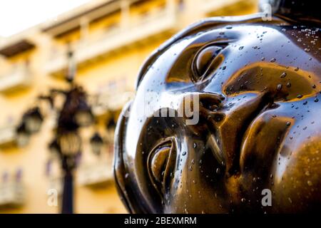 Gesicht mit Tropfen, Skulptur des kolumbianischen Künstlers fernando botero vor dem santo domingo Platz in cartagena kolumbien Stockfoto