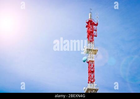 Zelluläre Antenne und Telekommunikation gegen den blauen Himmel. Kopierbereich. Stockfoto