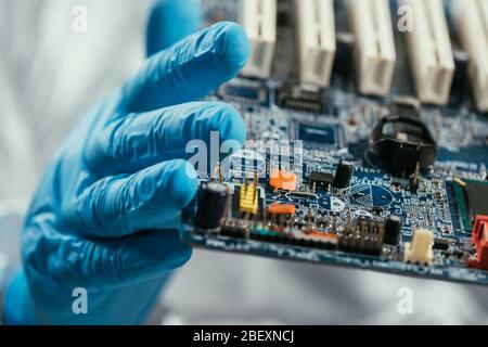 Nahaufnahme der Hauptplatine des Computers in der Hand des Technikers Stockfoto