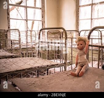 Kaputte Puppe in Kopachi kindergarten Entfremdung Zone von Tschernobyl in der Ukraine Stockfoto