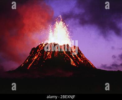 Sicht in der Dämmerung der junge Pu'u 'O'o Schlacke und Spritzer Kegel, mit Brunnen 40 Meter hoch, auf Hawai'i Insel Kilauea Juni 29, 1983 Stockfoto