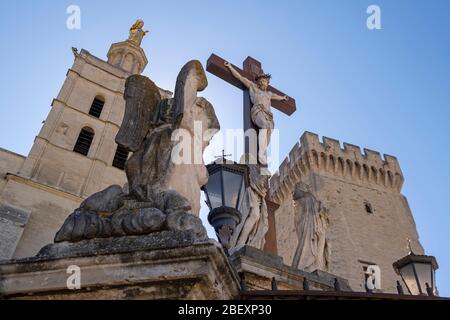 Statue des gekreuzigten Jesus Christus umgeben von Engeln vor der Kathedrale Notre Dame des Doms d'Avignon in Avignon, Frankreich, Europa Stockfoto