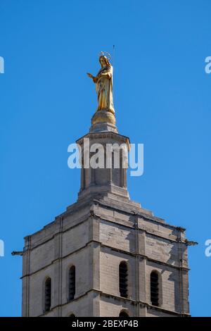 Vergoldete Statue der Jungfrau Maria auf der Kathedrale Notre Dame des Doms d'Avignon in Avignon. Frankreich, Europa Stockfoto