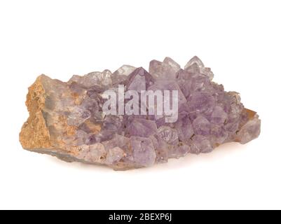 Amethyst Kristalle Nahaufnahme auf weißem Hintergrund Stockfoto