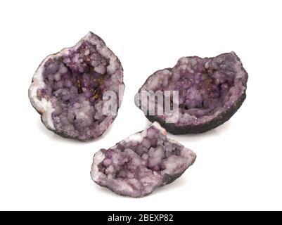 Amethyst Kristalle Nahaufnahme auf weißem Hintergrund Stockfoto