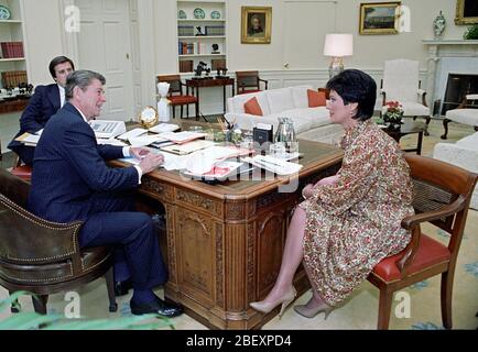 5-20-1982 Präsident Reagan Treffen mit EPA-Administrator Anne Gorsuch mit Craig Fuller im Oval Office Stockfoto