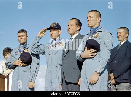 April 19, 1970. Präsident Nixon und Pat Nixon gruß Zurück Apollo XIII (Apollo 13) Astronauten. Stockfoto