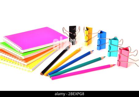 Bunte Notizblöcke Clip für Papier und Bleistifte auf weißem Hintergrund in der richtigen Geometrie Stockfoto