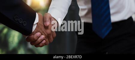 Professionelle junge Geschäftsleute Handschlag mit Partner nach erfolgreicher Kommunikation, Verhandlung, finanziellen Erfolg und Firmenfeier Stockfoto