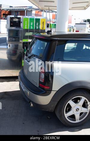 Bordeaux , Aquitaine / Frankreich - 03 20 2020 : Mini-Auto in Station Gaspumpe in der Nähe von Speicher auf Tankstelle geparkt Stockfoto