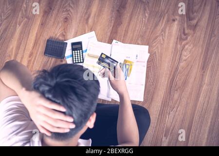 Gehen Sie bankrott und dept von Kreditkarte Konzept, nicht und müde arbeitenden Geschäftsmann halten Rechnung aus Online-Shopping und mit Lebensproblemen Stockfoto