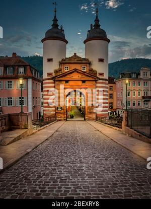 Beleuchtetes Altbrückentor an der Karl-Theodor-Brücke in Heidelberg, Baden-Württemberg, Deutschland Stockfoto