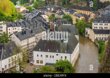 Luftaufnahme der Stadt Luxemburg, der Hauptstadt des Großherzogtums Luxemburg, Altstadt und Grund mit der Abtei Neumünster und der Alzette. Stockfoto