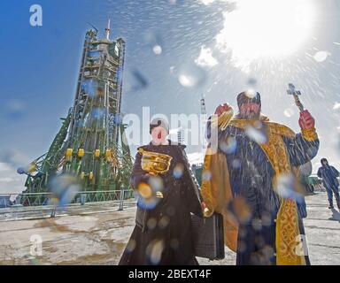 Ein orthodoxer Priester segnet die Mitglieder der Medien im Kosmodrom Baikonur Startrampe am Donnerstag, 17. März 2016 in Kasachstan. Start der Sojus Rakete. Stockfoto