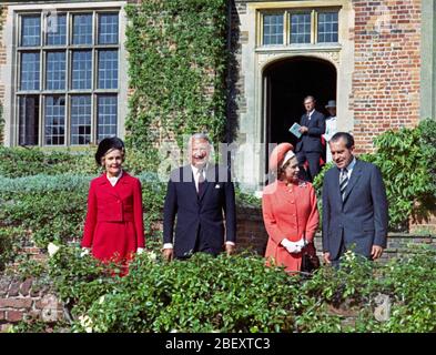 Königin Elizabeth II., Präsident Nixon, Premierminister Heath und Pat Nixon posieren für ein Gruppenfoto beim Besuch der Chequers Rose Garden. Octobert 3, 1970. Stockfoto