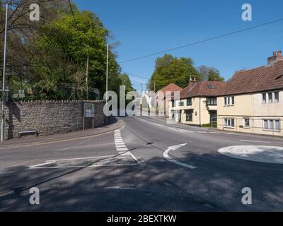 Verlassene Straßen an einer normalerweise verkehrsreichen Kreuzung der A350 in Chalford, Westbury, Wiltshire, Großbritannien. Während der COVID-19-Pandemie. Stockfoto