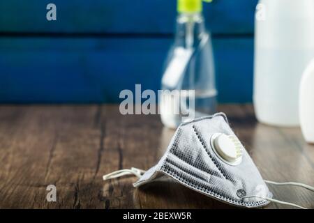 Medizinische Maske mit Handdesinfektionsmitteln Stockfoto