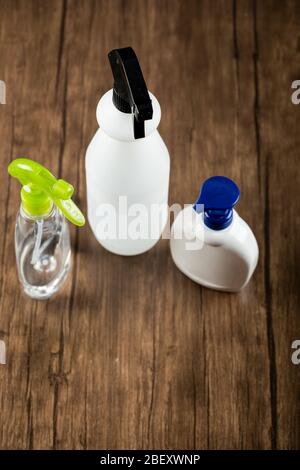 Handdesinfektionsmittel in weißen Behältern mit blauem Hintergrund, Draufsicht Stockfoto