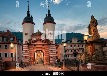 Beleuchtetes Altbrückentor an der Karl-Theodor-Brücke in Heidelberg, Baden-Württemberg, Deutschland Stockfoto