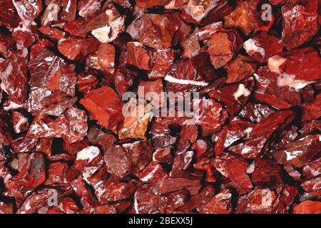Kleine nassen Granit kastanienbraunen Steinen mit scharfen Kanten von heterogener Textur, Hintergrund Stockfoto