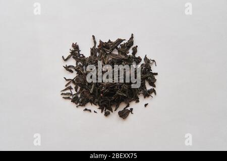 Eine Handvoll schwarzer Tee. Loser Tee auf weißem Hintergrund. Stockfoto