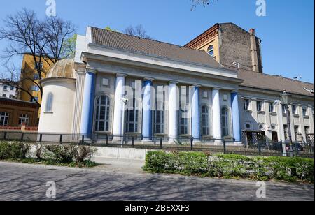 10. April 2020, Berlin: Die Synagoge am Fraenkel-Ufer mit ihren blau-weißen Säulen wird von der Frühlingssonne beleuchtet. Es soll komplett umgebaut werden. Foto: Annette Riedl/dpa-Zentralbild/ZB Stockfoto