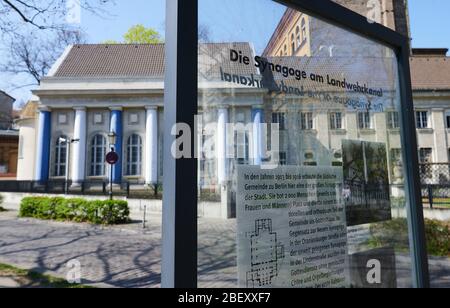 10. April 2020, Berlin: "Die Synagoge am Landwehrkanal" und weitere Informationen finden Sie auf einer Glastafel vor der Synagoge am Fraenkel-Ufer. Das jüdische Gotteshaus mit seinen blau-weißen Säulen soll komplett neu aufgebaut werden. Foto: Annette Riedl/dpa-Zentralbild/ZB Stockfoto