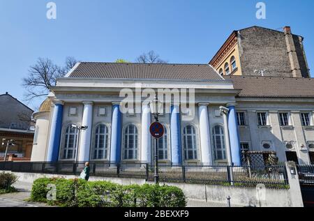 10. April 2020, Berlin: Die Synagoge am Fraenkel-Ufer mit ihren blau-weißen Säulen wird von der Frühlingssonne beleuchtet. Es soll komplett umgebaut werden. Foto: Annette Riedl/dpa-Zentralbild/ZB Stockfoto