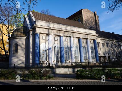 10. April 2020, Berlin: Die Synagoge am Fraenkel-Ufer mit ihren blau-weißen Säulen wird von der Frühlingssonne beleuchtet. Es soll komplett umgebaut werden. Foto: Annette Riedl/dpa-Zentralbild/ZB Stockfoto