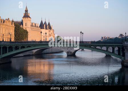 Paris, Frankreich. Blick auf die seine früh am Morgen Stockfoto
