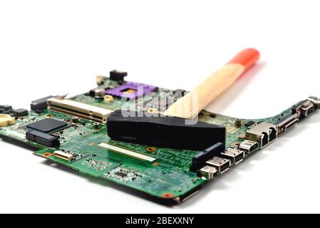Hammer liegt auf alten Chip aus Laptop, weißer Hintergrund, isolieren Stockfoto