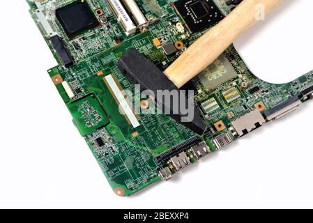 Hammer liegt auf alten Chip aus Laptop, weißer Hintergrund, isolieren Stockfoto