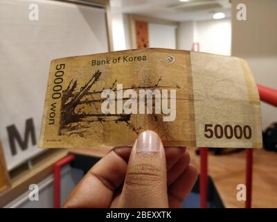 Man hält eine 50,000 Südkoreaner gewann Banknote, derzeit im Umlauf, Seoul, Südkorea Stockfoto