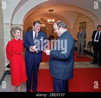 2/18/1981 Präsident Reagan Nancy Reagan im Gespräch mit James Brady in der Halle Stockfoto